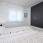 Roris House Feriehus Povljana