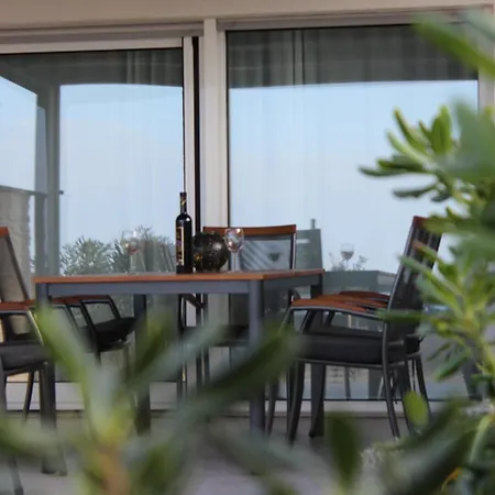 Semesterbostad Roris House *